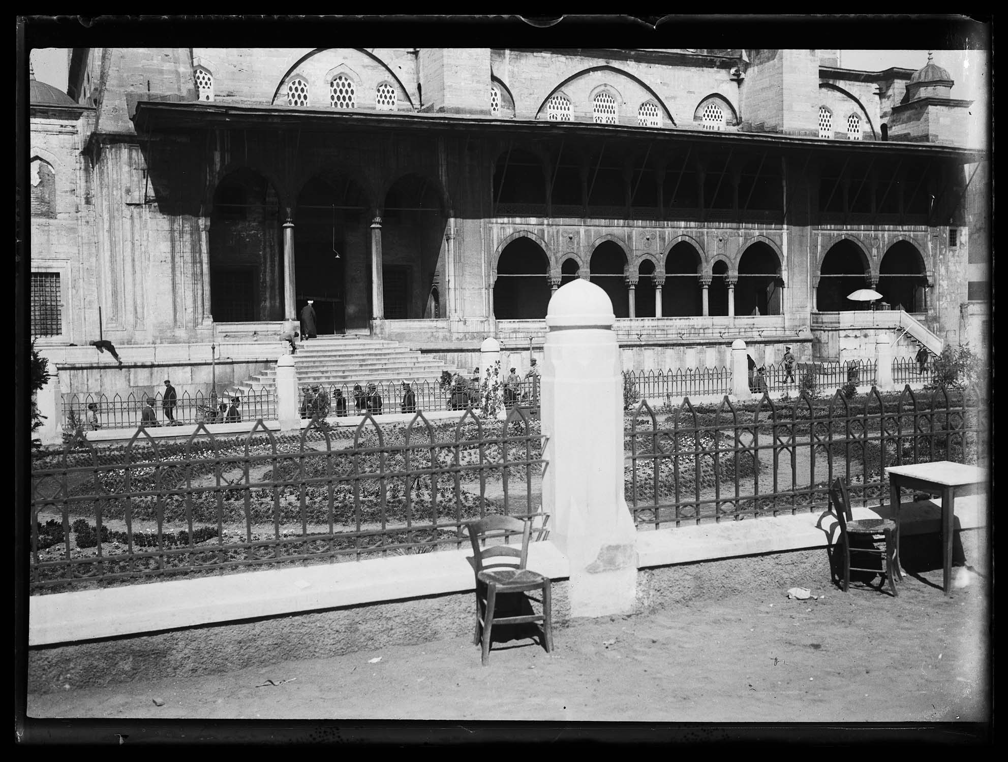 Jardin au pied de la mosquée, avec quelques chaises abandonnées
